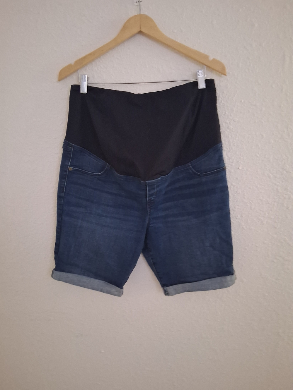 Isabel Maternity by: Ingrid & Isabella Maternity Shorts "Bermuda" Size: 16